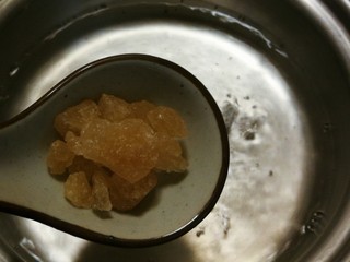 6、荔枝罐头,汤锅加入500克清水  放入冰糖 加热  