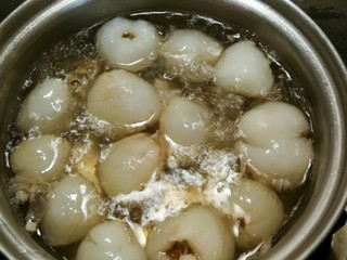 9、荔枝罐头,大火煮开  转中小火