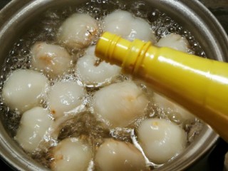 11、荔枝罐头,放入柠檬汁