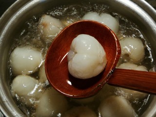 10、荔枝罐头,煮至荔枝果肉漂浮起来