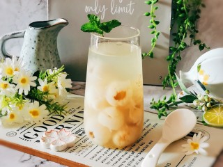 16、荔枝罐头,冰冰凉凉的  甜美可口。