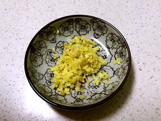 5、东北酸菜饺子,把鲜姜切成末