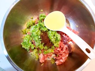 9、东北酸菜饺子,加入玉米油