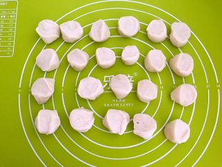 20、东北酸菜饺子,切成小块