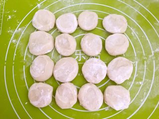 21、东北酸菜饺子,撒上干面粉，压扁