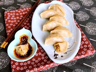 28、东北酸菜饺子,酸菜猪肉馅蒸饺出锅了