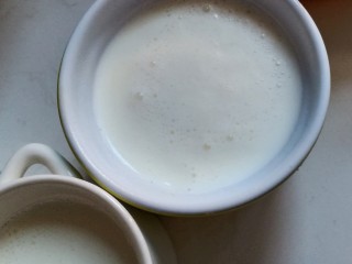 2、红豆双皮奶,把牛奶倒入耐高温的容器中，我用的是烤舒芙蕾的容器。放在一边等待自然晾凉，大概是半小时，具体看奶皮有没有起来