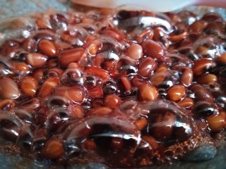 4、红豆双皮奶,可以用高压锅，但是不要煮太久，容易煮烂。我用的平底锅，倒入清水，放入白糖和红糖，量多少根据自己喜欢的甜度来。中间需要添几次水，不然水分靠干了红豆还没熟。红糖为了调色，不喜欢红糖的可以只加白糖