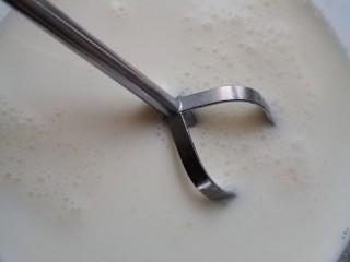 8、红豆双皮奶,把打散的蛋清倒入牛奶中，搅搅匀