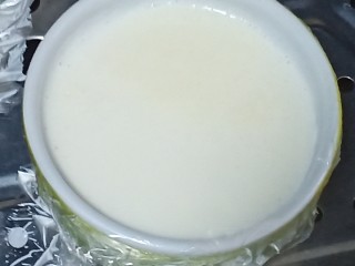 11、红豆双皮奶,烧开一锅水，水开后，放入盖了保鲜膜的蒸器。盖上盖，中火蒸15分钟，再关火焖五分钟