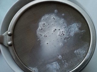 9、红豆双皮奶,然后过筛，如果追求细腻的口感，可以过筛两次。