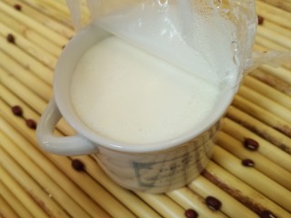 12、红豆双皮奶,出锅，把保鲜膜揭下来。这时候可以看到这时候已经不是液体状，而是有点果冻状。左右轻轻晃动不散。蒸的时间短不成型，蒸的时间久口感就老了。