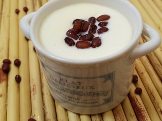 13、红豆双皮奶,把蜜红豆放在双皮奶上，这个红豆双皮奶就完成了。