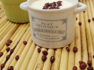 15、红豆双皮奶,红豆是为了增加双皮奶的口感，也可以加些自己喜欢吃的水果或者坚果。