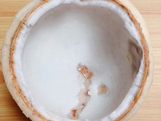 2、鲜椰浆苦咖啡绵绵冰（椰子油奶白顺滑诱人极了）,首先将椰子从2/5的位置砍开。
