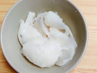 4、鲜椰浆苦咖啡绵绵冰（椰子油奶白顺滑诱人极了）,将椰子肉略微做一下清洗，避免椰肉上粘上椰子壳屑。