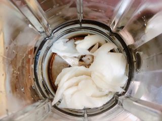 5、鲜椰浆苦咖啡绵绵冰（椰子油奶白顺滑诱人极了）,将椰子肉倒入破壁机中。