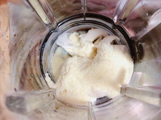 6、鲜椰浆苦咖啡绵绵冰（椰子油奶白顺滑诱人极了）,再加入20克奶粉。