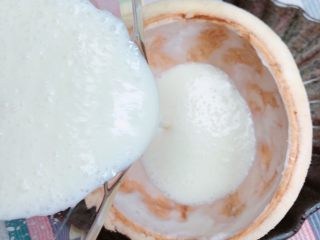 11、鲜椰浆苦咖啡绵绵冰（椰子油奶白顺滑诱人极了）,奶白如油一般的椰浆牛奶冰沙倒入到椰子壳中。