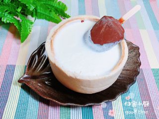 12、鲜椰浆苦咖啡绵绵冰（椰子油奶白顺滑诱人极了）,再放入一个苦咖啡冰淇淋。可以选择就边吃冰淇淋边喝冰沙的吃法，也可以搅拌均匀来享用。