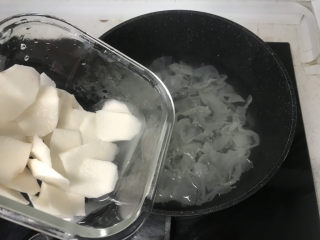 10、山药枸杞粥,银耳炖半小时后放入山药；