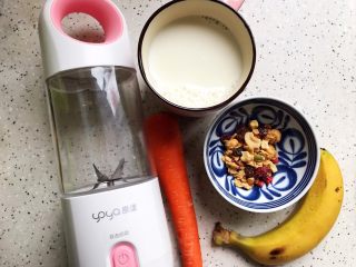 1、卡乐比胡萝卜香蕉营养奶昔,首先我们准备好所有食材：胡萝卜一根（80g左右，去皮之后实际用量为75g左右）香蕉一根（100g左右，去皮之后实际用量为60g左右）卡乐比果干即食麦片（15-20g）纯牛奶（230g左右，用脱脂牛奶更健康哦）