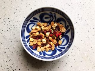 2、卡乐比胡萝卜香蕉营养奶昔,由于卡乐比果干即食麦片里面的部分果干比较硬，所以我们先要把它稍微剪碎一下，让成品口感更佳