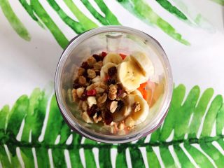 4、卡乐比胡萝卜香蕉营养奶昔,将胡萝卜，香蕉，卡乐比果干即食麦片全部放入榨汁机内