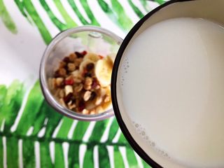 5、卡乐比胡萝卜香蕉营养奶昔,加入纯牛奶（牛奶稍微热一下口感会更佳）