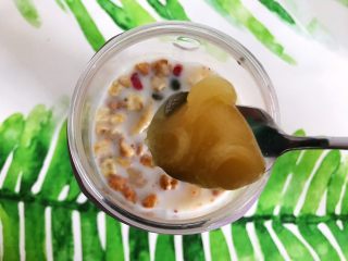 6、卡乐比胡萝卜香蕉营养奶昔,如果喜欢甜口的可以加一小勺蜂蜜，喜欢原味的就不用加了