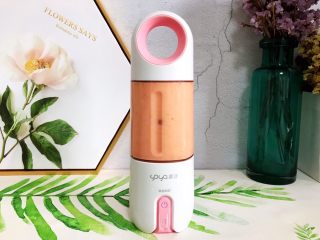 7、卡乐比胡萝卜香蕉营养奶昔,盖上榨汁机盖子，拧紧，双击启动，原漾榨汁机开始工作，为了成品的口感更佳，我们这里需要用到两个程序，即80秒