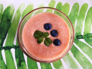 9、卡乐比胡萝卜香蕉营养奶昔,将奶昔倒入杯中，喜欢的话还可以用洗净的薄荷叶和你所喜欢的水果加以点缀装饰