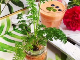 11、卡乐比胡萝卜香蕉营养奶昔,最后再安利一个小玩意给大家，胡萝卜的根部切下来泡在水里，两三天换一次水，一个星期左右它就会长出根须，顶部的叶子也会越长越多，然后就变成一份漂亮的绿植，放在桌子上做小盆栽很好看的哦~