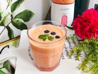 10、卡乐比胡萝卜香蕉营养奶昔,我们的这一杯营养丰富味道棒棒的卡乐比胡萝卜香蕉营养奶昔就制作完成了，赶紧趁热喝吧