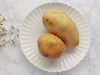 1、咖喱鸡肉饭 ,土豆洗净,去皮。