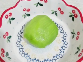 1、猕猴桃汁,猕猴桃去皮备用