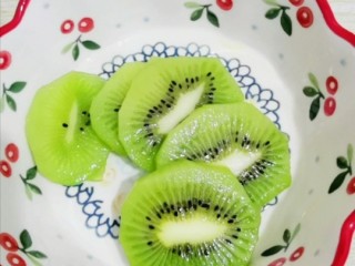 2、猕猴桃汁,用刀切片备用