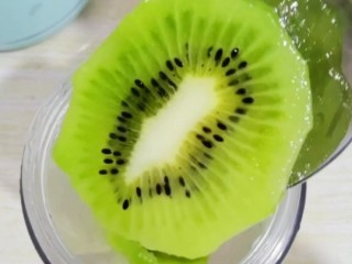 3、猕猴桃汁,把猕猴桃放入榨汁杯里