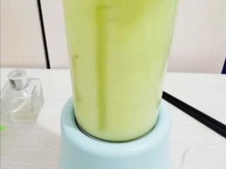 5、猕猴桃汁,插上电源，按启动键，榨成果汁