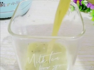 6、猕猴桃汁,榨好的果汁到杯里