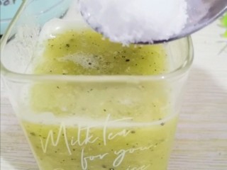 7、猕猴桃汁,加入白糖搅拌均匀即可