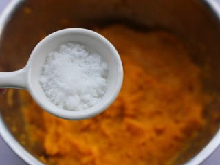 3、奶香南瓜芝麻饼,加1勺白糖。