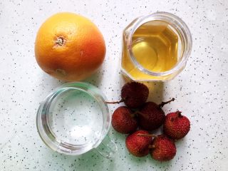 1、蜂蜜荔枝西柚汁,首先我们准备好所有食材：西柚一只（300g左右，去皮之后实际用量为190g左右），荔枝六颗（去皮去核之后实际用量为110g左右），饮用水120g左右，蜂蜜1-2勺