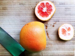 2、蜂蜜荔枝西柚汁,西柚洗净，擦干，先切去两头的皮