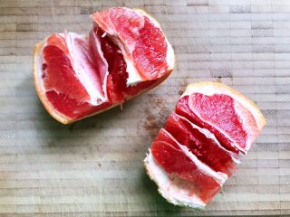 4、蜂蜜荔枝西柚汁,就像这个样子，这样子剥起来比较容易