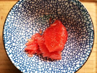 5、蜂蜜荔枝西柚汁,取出果肉