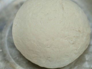 3、糯米烧卖,冷却到不烫手,将其揉成光滑的面团,静置15分钟。