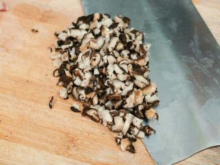 4、糯米烧卖,干香菇提前2小时泡发,切碎。