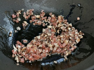 6、糯米烧卖,锅中油热后加火腿和香菇爆香。