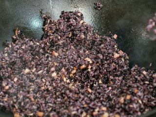 7、糯米烧卖,将蒸好的糯米饭倒入,加盐、白糖和生抽调味。